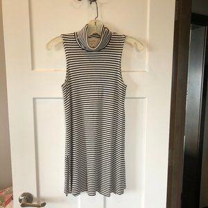 Puella, sleeveless turtleneck tunic top w/stripes, medium